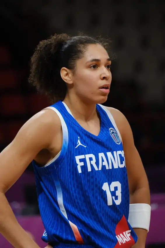 Janelle Salaün — Basketball